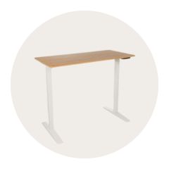 Korkeussäädettävä työpöytä, jossa on valkoinen runko ja tammen näköinen pöytälevy beigeä, pyöreää taustaa vasten