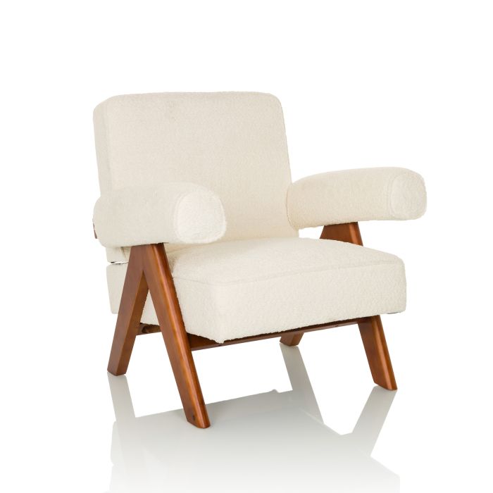 Vihreät samettiset lepotuolit uima-altaan edessä. Vihreät samettiset lepotuolit uima-altaan edessä.