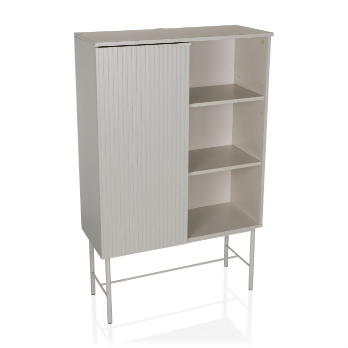 Harmaa hyllykkö valkoisella taustalla, jossa on yksi ovi vasemmalla ja kolme avointa hyllyä oikealla.